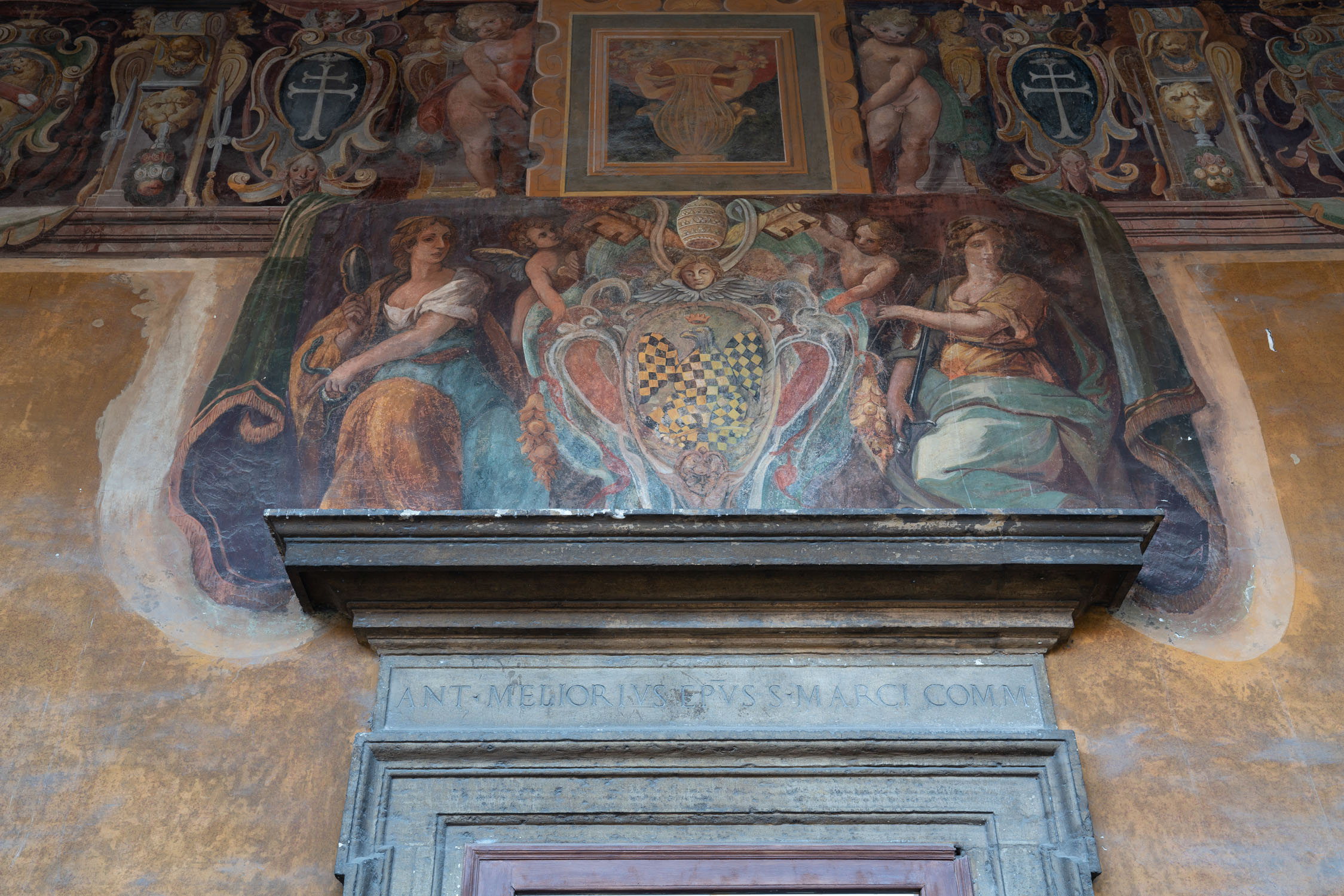 Saxia Museum | Percorsi | Palazzo del Commendatore | Decorazioni e stemmi piano nobile Saxia Museum | Percorsi | Palazzo del Commendatore | Decorazioni e stemmi piano nobile