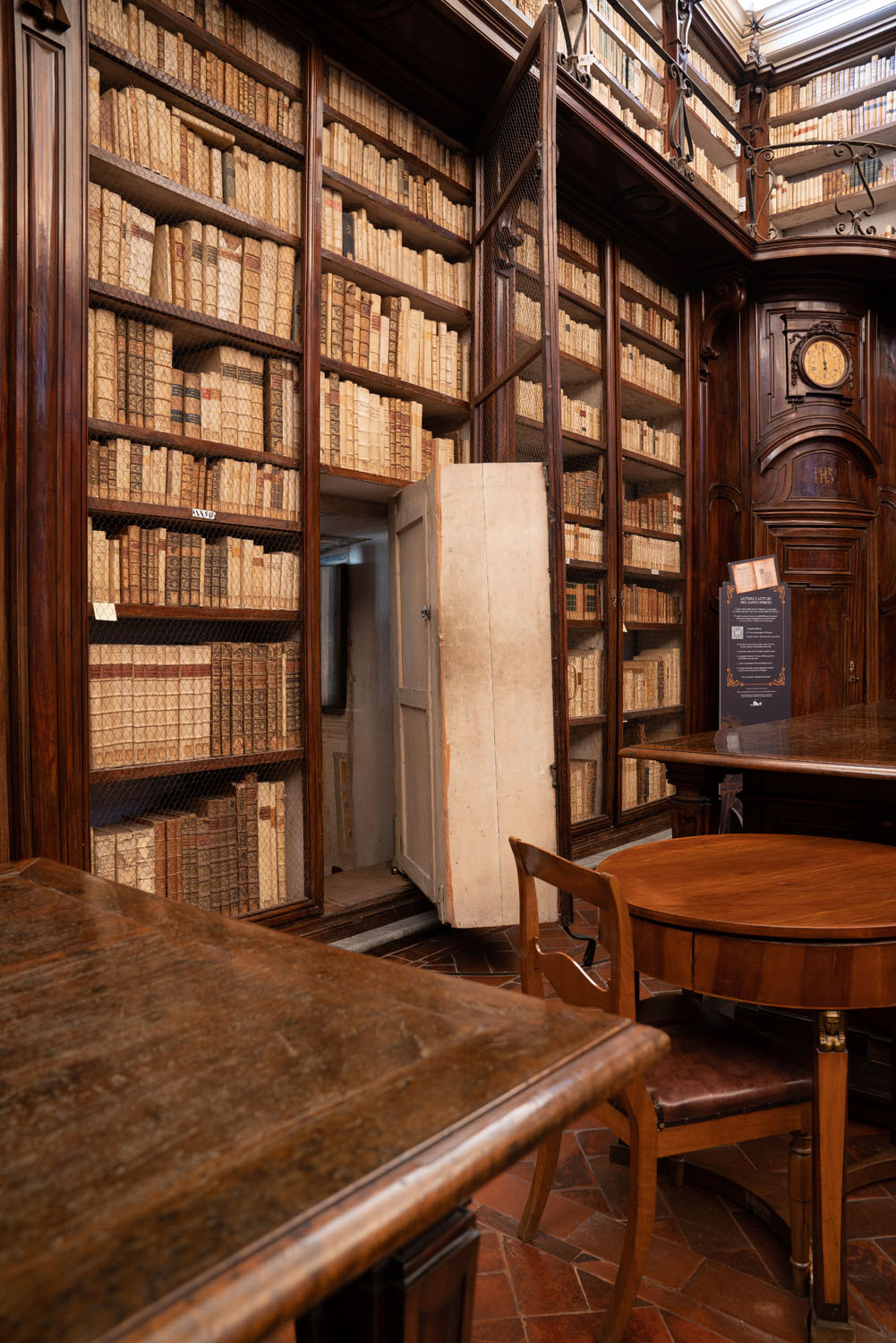 Saxia Museum | Percorsi | Biblioteca Lancisiana | Finestra segreta, XVII sec. Saxia Museum | Percorsi | Biblioteca Lancisiana | Finestra segreta, XVII sec.