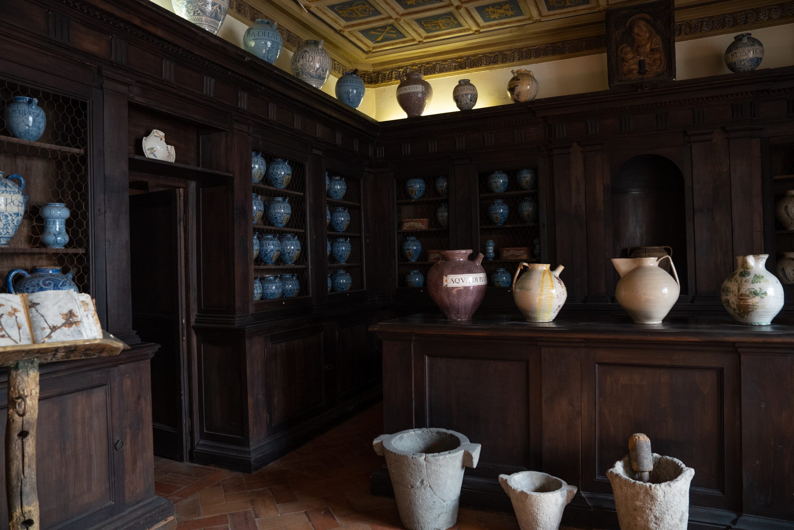 Saxia Museum | Percorsi | Museo dell arte sanitaria | Ricostruzione antica farmacia